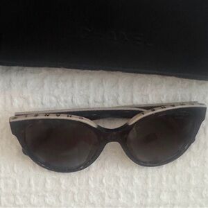 Polarized Chanel Sunglasses in EUC with soft case